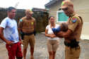 Família recebe visita de policiais militares que salvaram bebê de engasgo em Guaratuba (PR)