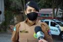Menina fã da Polícia Militar recebe surpresa de policiais femininas em Colombo, na RMC