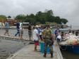 Embarcação da Polícia Ambiental faz transporte de arrecadações para população afetada pelas chuvas em Guaraqueçaba, no Litoral