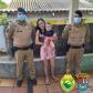 Policiais militares visitam família de criança engasgada salva pela equipe em Ivaiporã (PR)