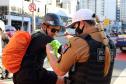 Ciclistas de Curitiba são abordados em blitz educativa da campanha Maio Amarelo
