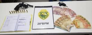 Dupla que fazia anotações sobre a venda de drogas é abordada pela PM com revólver e R$ 1,7 mil em dinheiro na cidade de Contenda (PR)