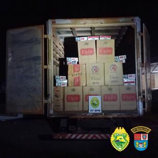 Caminhão sem placa e sem chassi carregado com 132 caixas de cigarros é apreendido pela PM em Terra Roxa (PR)