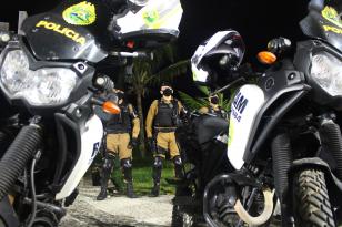Casal tenta esconder crack ao ver as motos da ROCAM, mas acaba preso em Matinhos (PR)