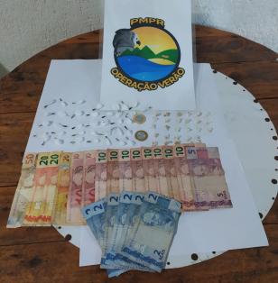 PM apreende crack e cocaína e encaminha três pessoas por tráfico de drogas em Pontal do Paraná, no Litoral