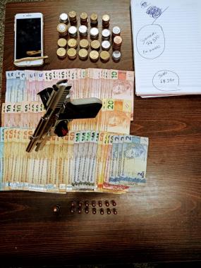 Rapaz que tinha pistola e dinheiro em casa é preso pela PM por envolvimento com o tráfico em Matinhos (PR)