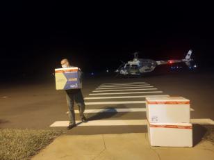 Aeronave da PM leva vacina contra a Covid-19 para Apucarana, no Norte do estado