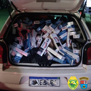 Após tentar fugir da PM, suspeito bate o carro e é detido com 300 caixas de cigarros contrabandeados em Vitorino (PR)