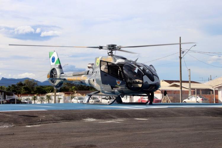 Jovem ferido em acidente de trânsito é socorrido pelo helicóptero do BPMOA em Guaratuba (PR)