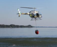 Helicópteros do BPMOA prestam apoio no combate ao incêndio do Parque Nacional de Ilha Grande, no Oeste do Paraná