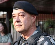 Após 35 anos de serviço, sargento da RONE recebe homenagem de policiais na sua casa em Curitiba