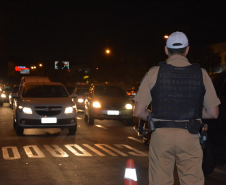 Policiais militares se instalam em pontos estratégicos de Londrina durante a Operação Apolo; ação coíbe crimes de trânsito e gera bons resultados  