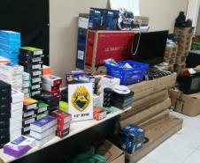 Poucas horas após crime, PM recupera 228 celulares e diversos objetos roubados de hipermercado de Curitiba