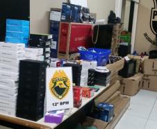 Poucas horas após crime, PM recupera 228 celulares e diversos objetos roubados de hipermercado de Curitiba