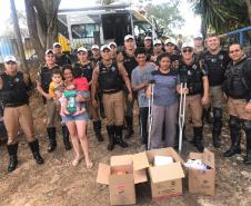 Policiais militares do BPTran arrecadam alimentos e ajudam família do Fazendinha, em Curitiba