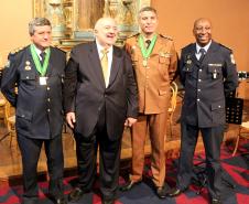 Comandante-Geral da PM recebe a medalha Ordem da Luz dos Pinhais durante cerimônia