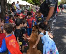 Cão de faro e pôneis fazem alegria das crianças de escola londrinense durante visita da PM