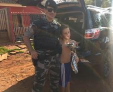 Policiais militares de Maringá promovem a Operação Sorriso e levam brinquedos para crianças