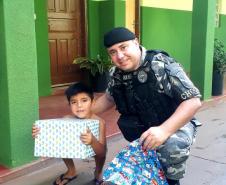 Policiais militares de Maringá promovem a Operação Sorriso e levam brinquedos para crianças
