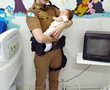 Mãe liga para o 190 e policial militar ajuda a salvar filho de um mês engasgado com leite materno em São Mateus do Sul (PR)