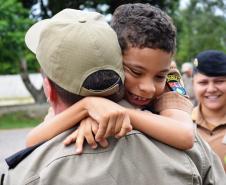 Policiais militares do 17º Batalhão fazem surpresa para garoto fã da Polícia Militar em São José dos Pinhais (RMC)