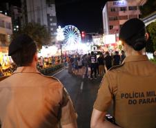Policiais militares reforçam o policiamento durante o desfile de Natal de Pato Branco (PR)