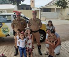 Militares estaduais visitam pequeno fã da polícia em Campo Mourão (PR)