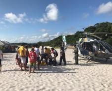BPMOA resgata mulher na Ilha do Mel (PR) que passou mal durante cruzeiro