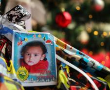 Natal Solidário da PM presenteia mais de 180 crianças com brinquedos, brincadeiras e Papai Noel em Curitiba (PR) 