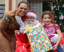 Natal Solidário da PM presenteia mais de 180 crianças com brinquedos, brincadeiras e Papai Noel em Curitiba (PR) 