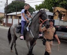 Instituição beneficente de Ponta Grossa (PR), a APACD, recebe visita da cavalaria do 1º Batalhão da PM