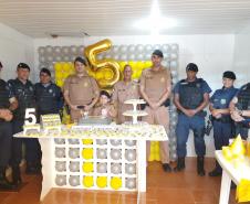 Policiais militares participam de festa de aniversário de admiradora da PM em Fazenda Rio Grande, na Região Metropolitana de Curitiba