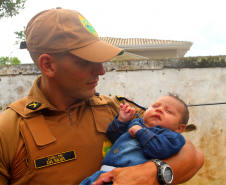 Família recebe visita de policiais militares que salvaram bebê de engasgo em Guaratuba (PR)