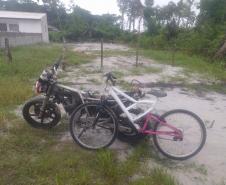 Bicicleta e moto são encontradas abandonadas perto de chácara em Pontal do Paraná