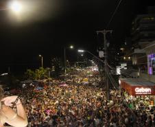 Matimbanda e desfiles de escolas de samba no Litoral levam 800 mil foliões para as ruas no segundo dia de Carnaval 
