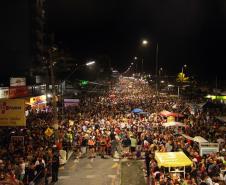 Matimbanda e desfiles de escolas de samba no Litoral levam 800 mil foliões para as ruas no segundo dia de Carnaval 
