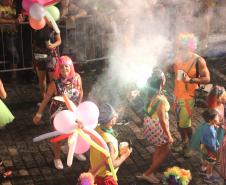  Matimbanda e desfiles de escolas de samba no Litoral levam 800 mil foliões para as ruas no segundo dia de Carnaval 
