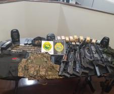 Seis fuzis e 654 munições foram apreendidos por policiais militares em condomínio de Colombo (PR) após confusão de moradores