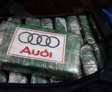 Em Paranaguá (PR), PM intercepta carreta com 354 quilos de cocaína que iria para o exterior