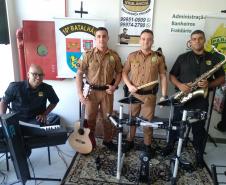 Policiais militares homenageiam mulheres com música em Apucarana (PR), no Norte do estado