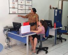 Menina fã da Polícia Militar visita batalhão da PM em Guarapuava (PR)
