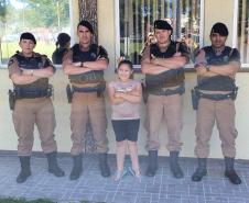Menina fã da Polícia Militar visita batalhão da PM em Guarapuava (PR)