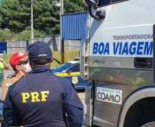 Caminhoneiros recebem marmitas e kits de primeiros socorros em ação integrada entre as Polícias Rodoviárias Estadual e Federal