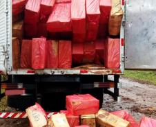 PM apreende caminhão carregado com cigarros contrabandeados no Oeste do estado