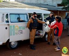 Moradores de Foz do Iguaçu recebem doação de alimentos e hortaliças da Polícia Militar
