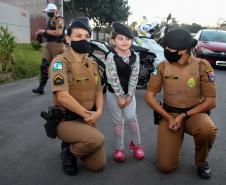 Menina fã da Polícia Militar recebe surpresa de policiais femininas em Colombo, na RMC