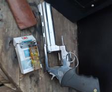 Em Piraquara, PM faz operação contra o tráfico de drogas e jogos de azar e apreende três armas