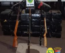 PM verifica denúncia em sítio e descobre 490 quilos de maconha, armas e cigarros contrabandeados em Toledo (PR)