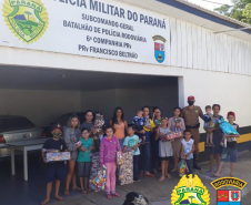 Policiais militares rodoviários entregam presentes para crianças no Noroeste e Sudoeste do estado