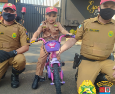 Policiais militares rodoviários entregam presentes para crianças no Noroeste e Sudoeste do estado